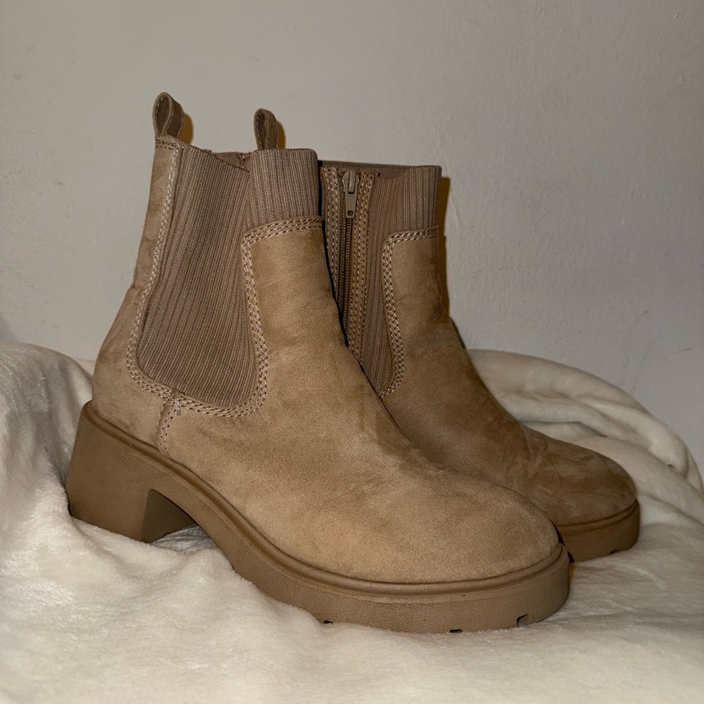Women's Suede Chunky Chelsea Booties in Tan